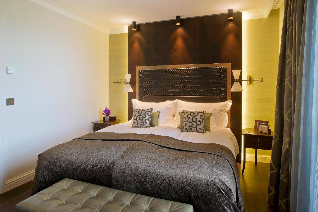 Corner Suite with Terrace and Lake View