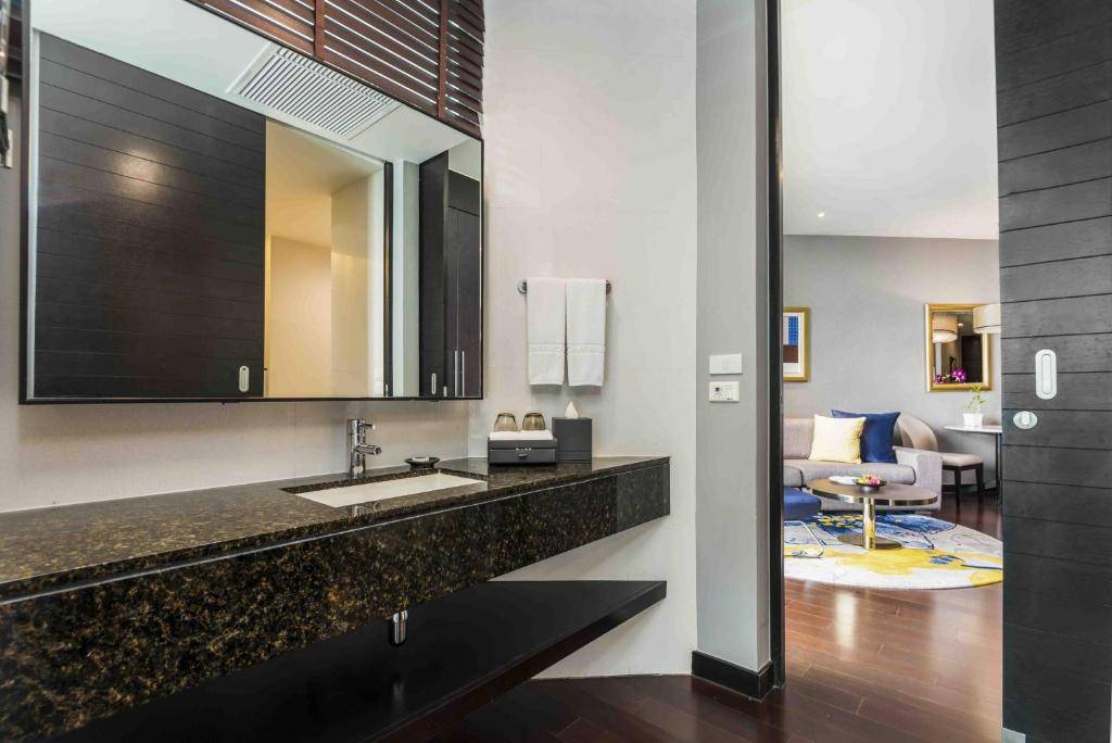 One-Bedroom Suite King with City View 