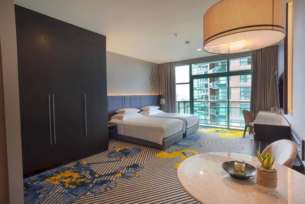 Grand Deluxe Twin City View