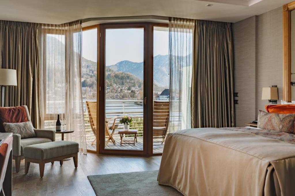 Elegant Nature Deluxe Double Room with Lake View