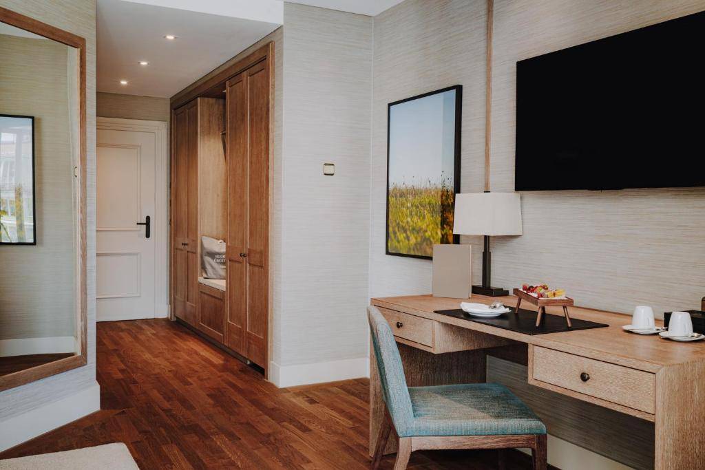 Elegant Nature Deluxe Double Room with Alpine View