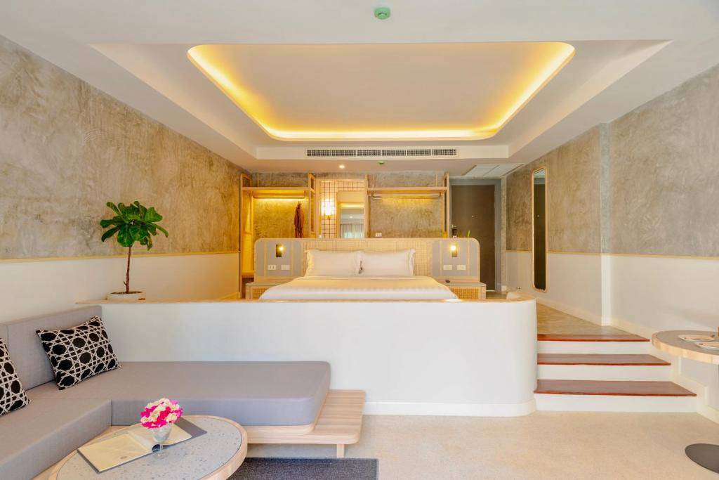 Upper Pool Access Suite ( Adult only)