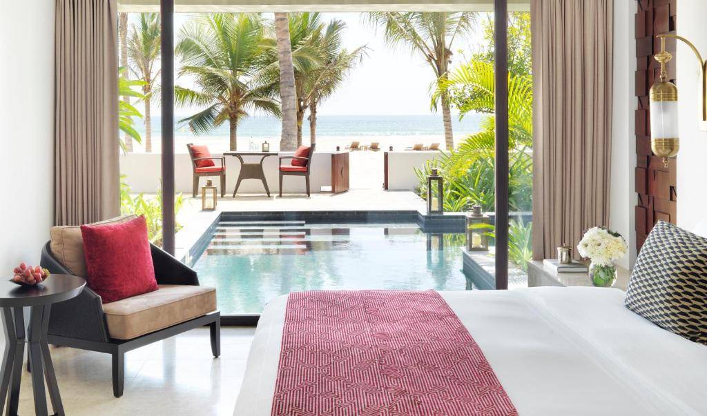 Villa avec piscine et une chambre en bord de plage