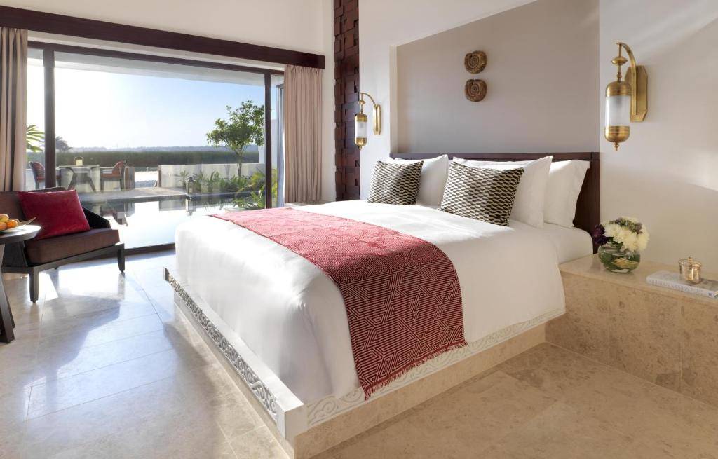 Villa avec piscine, une chambre et vue sur le lagon