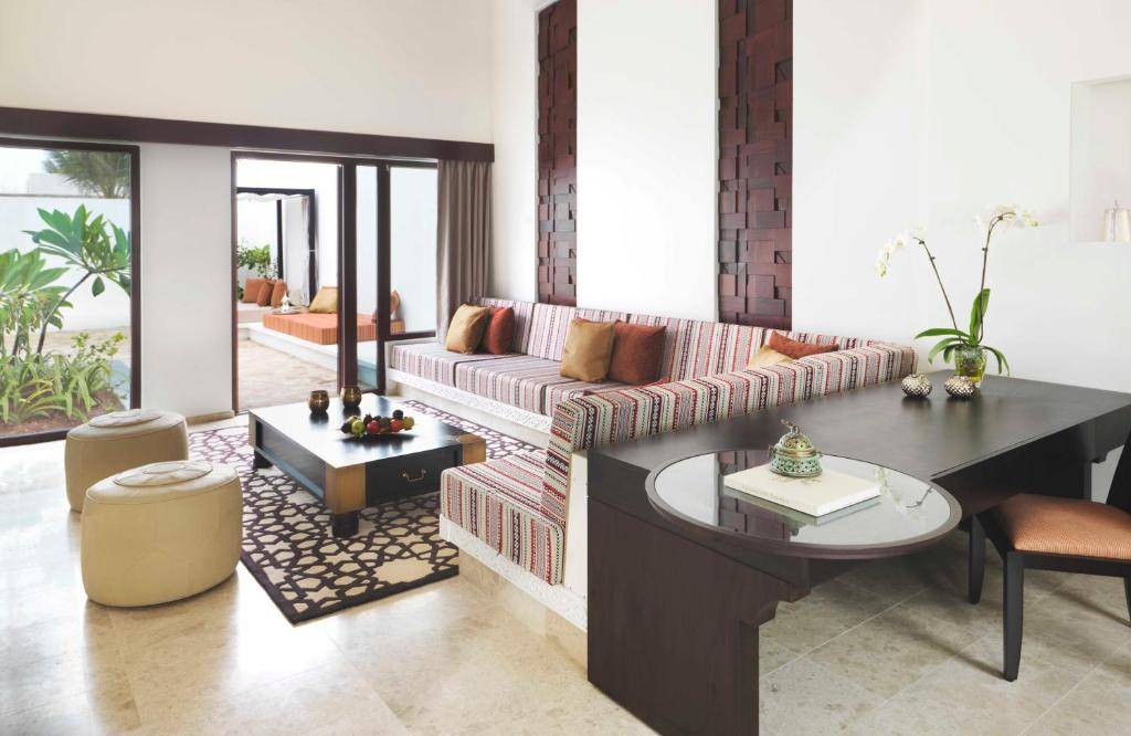 Villa avec piscine, une chambre et vue sur le jardin