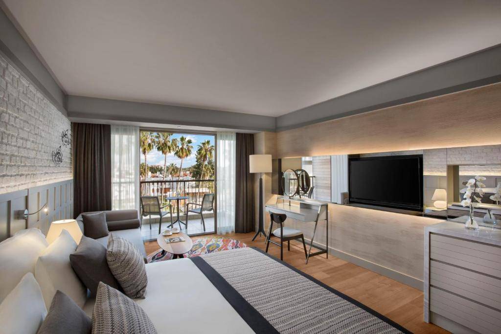 Chambre Supérieure vue mer latérale et vue piscine	