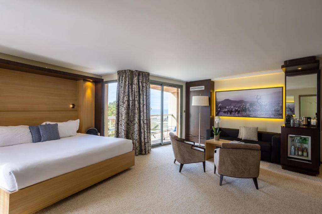 Junior Suite with Partial Sea View