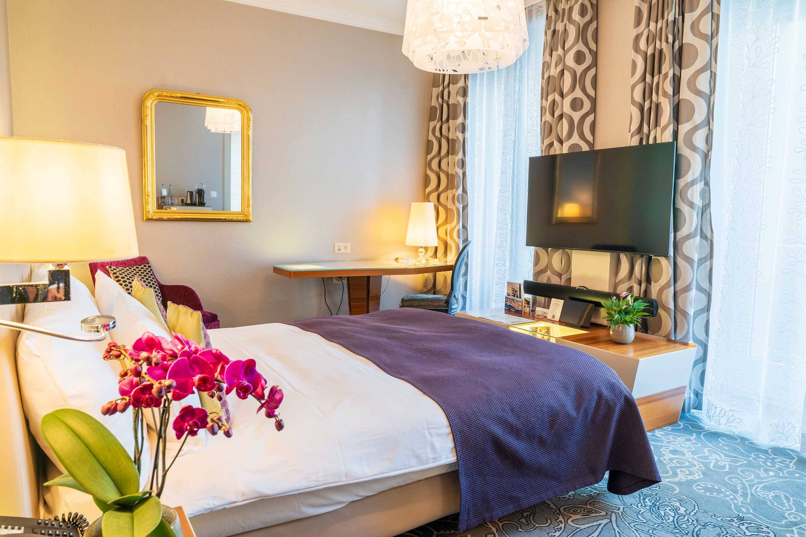 Chambre double élégante avec vue sur la ville